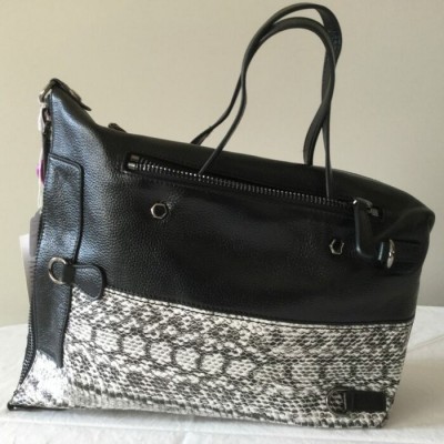 Sac à main en cuir noir convertible avec motifs... Sac à main en cuir noir convertible avec motifs...